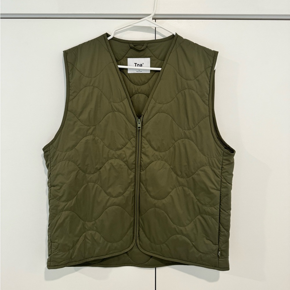 Aritzia TNA river vest in olive green